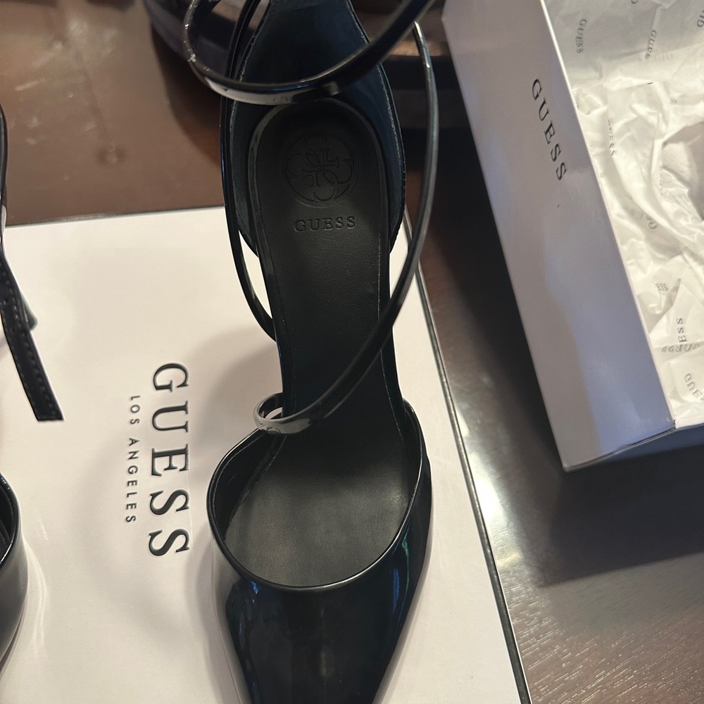 Guess pointed toe  heels.BLACK PATENT - Picture 3 of 8